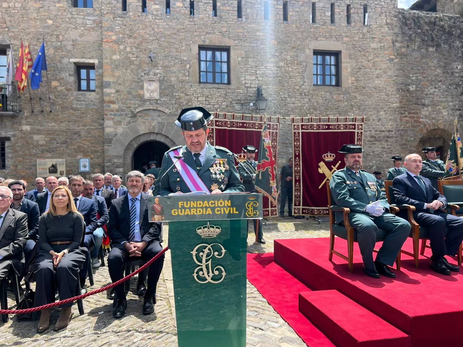 Homenaje a la Guardia Civil en Aínsa en el 182 aniversario de su fundación en Aragón.