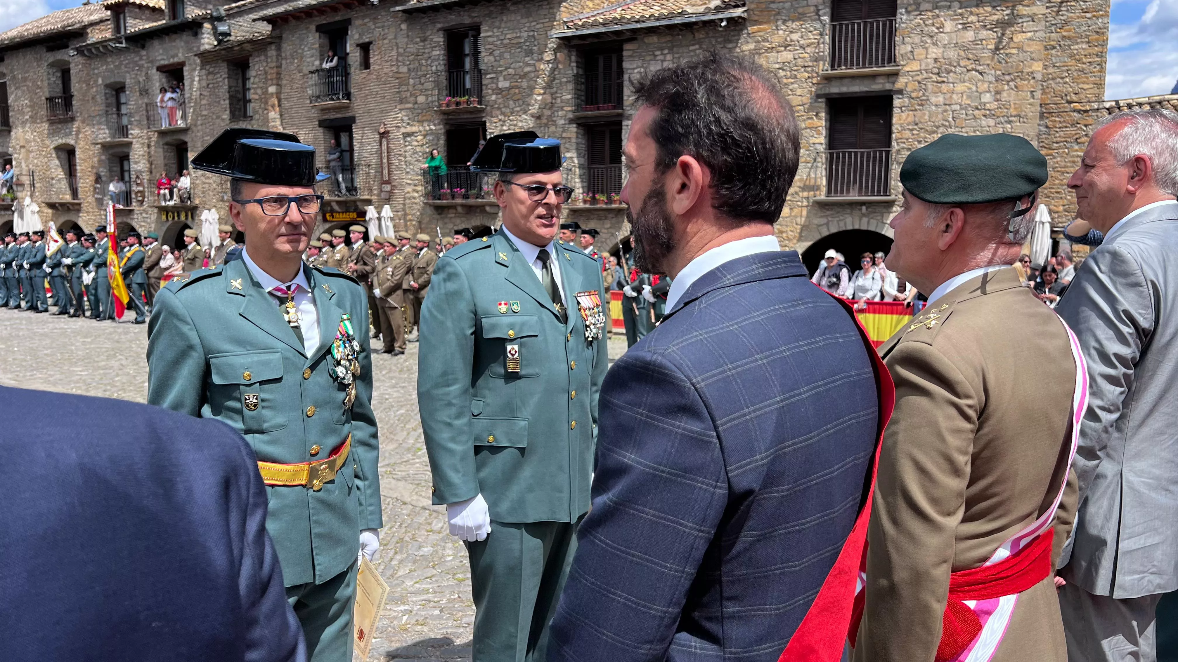 Homenaje a la Guardia Civil en Aínsa en el 182 aniversario de su fundación en Aragón.