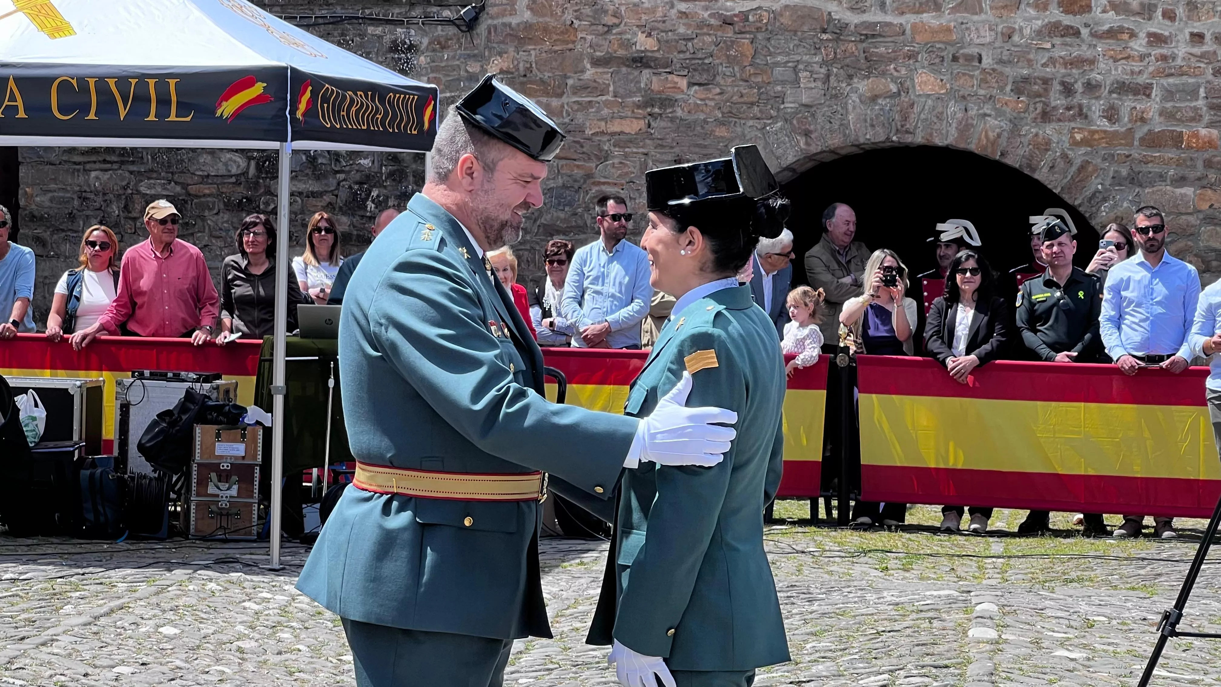 Homenaje a la Guardia Civil en Aínsa en el 182 aniversario de su fundación en Aragón.