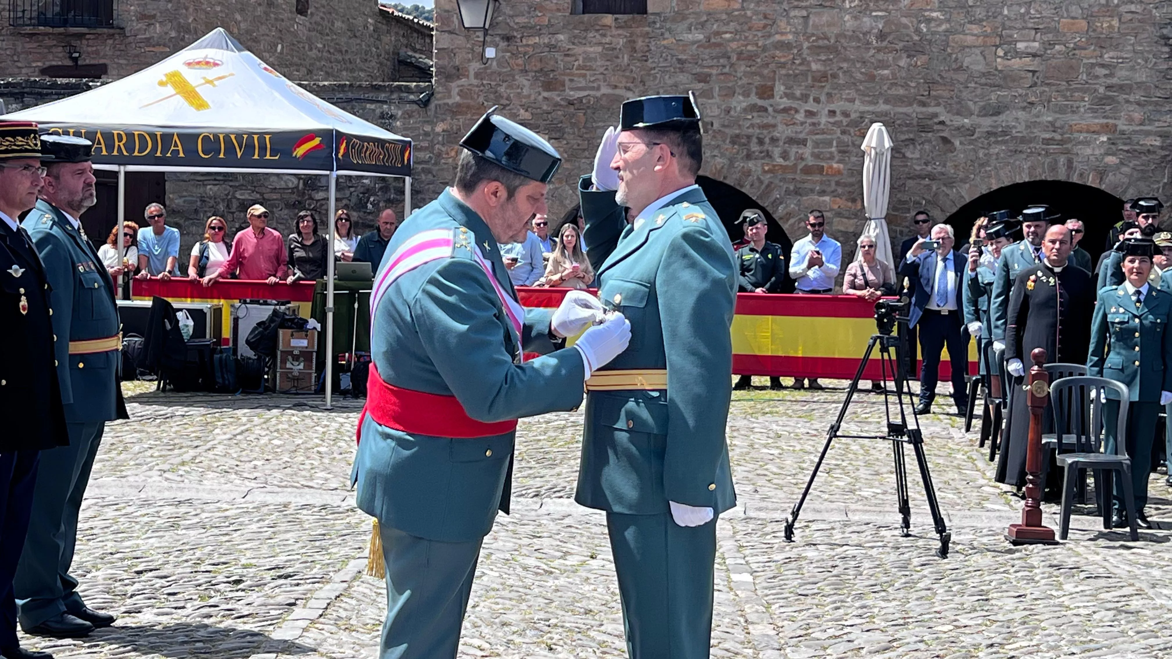 Homenaje a la Guardia Civil en Aínsa en el 182 aniversario de su fundación en Aragón.