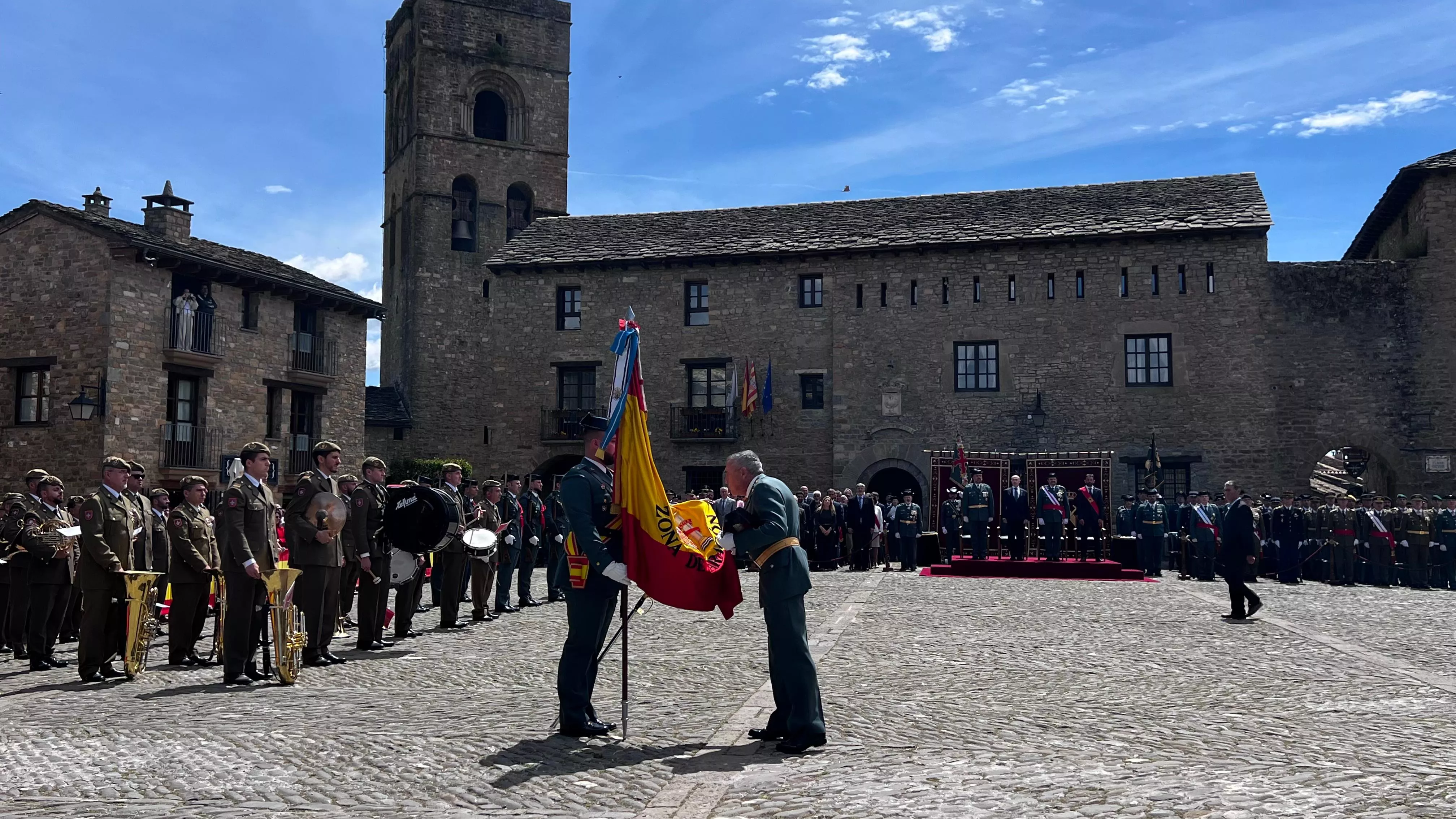 Homenaje a la Guardia Civil en Aínsa en el 182 aniversario de su fundación en Aragón.
