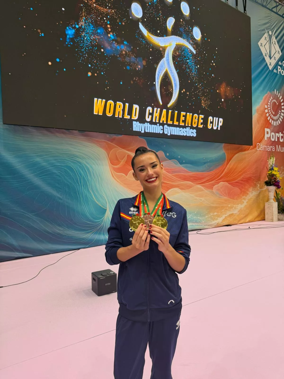 Inés Bergua con las tres medallas de Portimao, en la reciente Copa del Mundo.