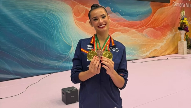 Inés Bergua con las tres medallas de Portimao.