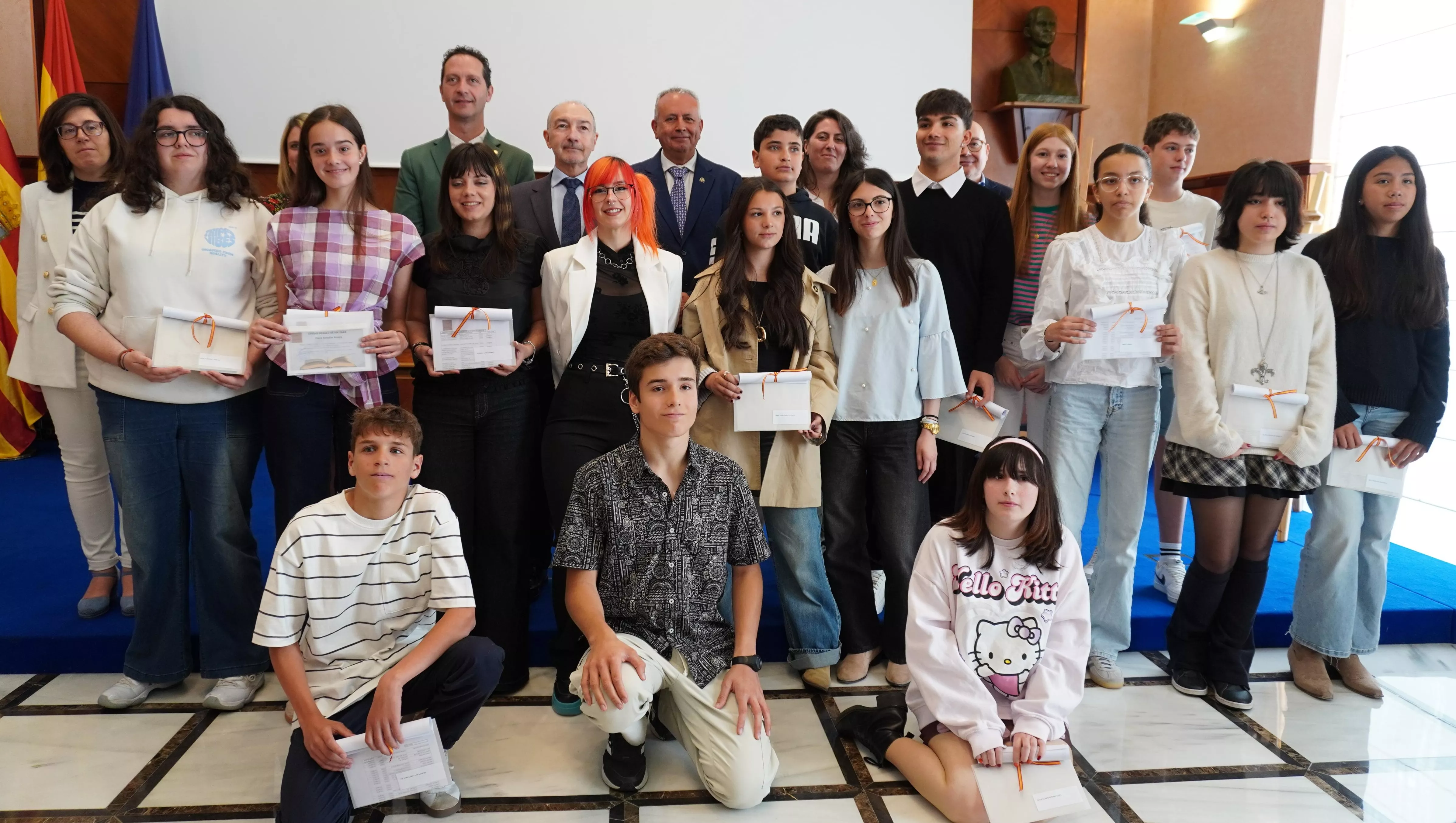 Foto de familia de los premiados del concurso de Cómic sosbre la Violencia de Género
