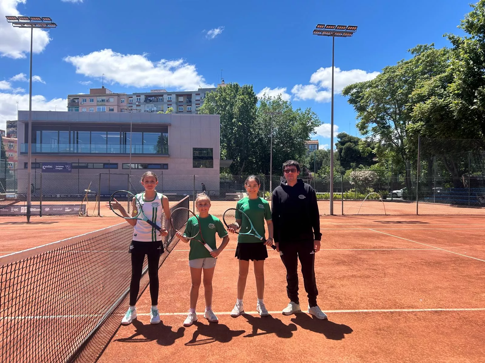 De izquierda a derecha: Mara Carrera, Valeria Alfaro, Sandra Belkessam y Adolfo Aquilué (entrenador y capitán). Foto: Club Tenis Osca