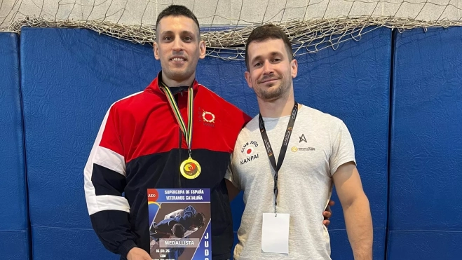Aarón Medoza y su entrenador, del Kanpai, oro en la Supercopa de Veteranos. Aarón Medoza y su entrenador, del Kanpai, oro en la Supercopa de Veteranos.