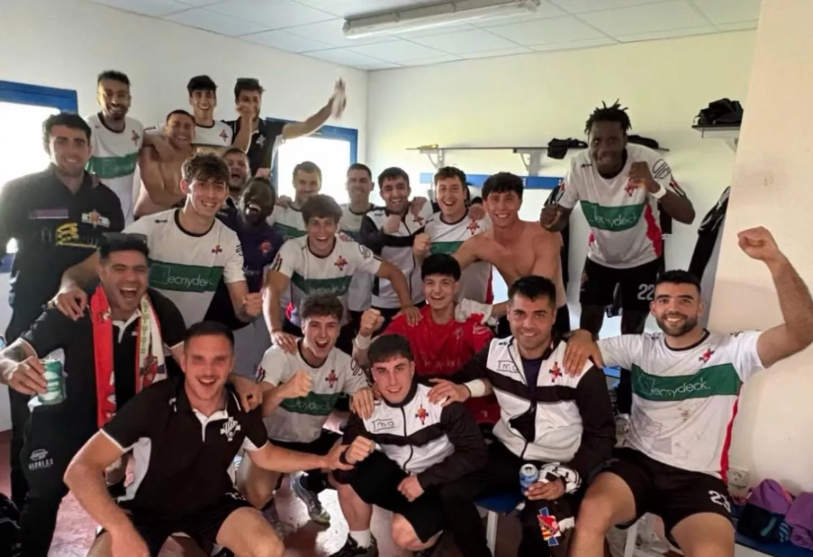 Jugadores de Lanaja celebran el triunfo sobre el Boltaña. 