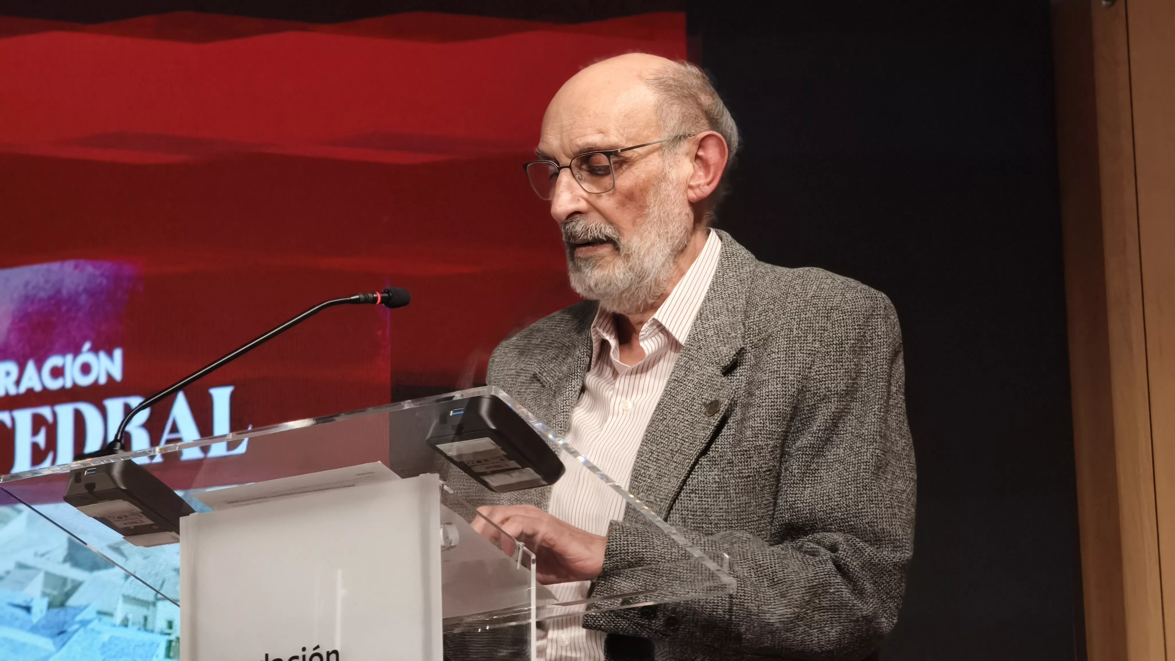 El profesor Francisco Bartol fue el encargado de presentar el acto. Foto María José Sampietro