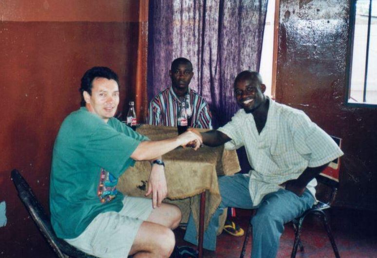 Tomando algo con unos amigos en un bar de Acra