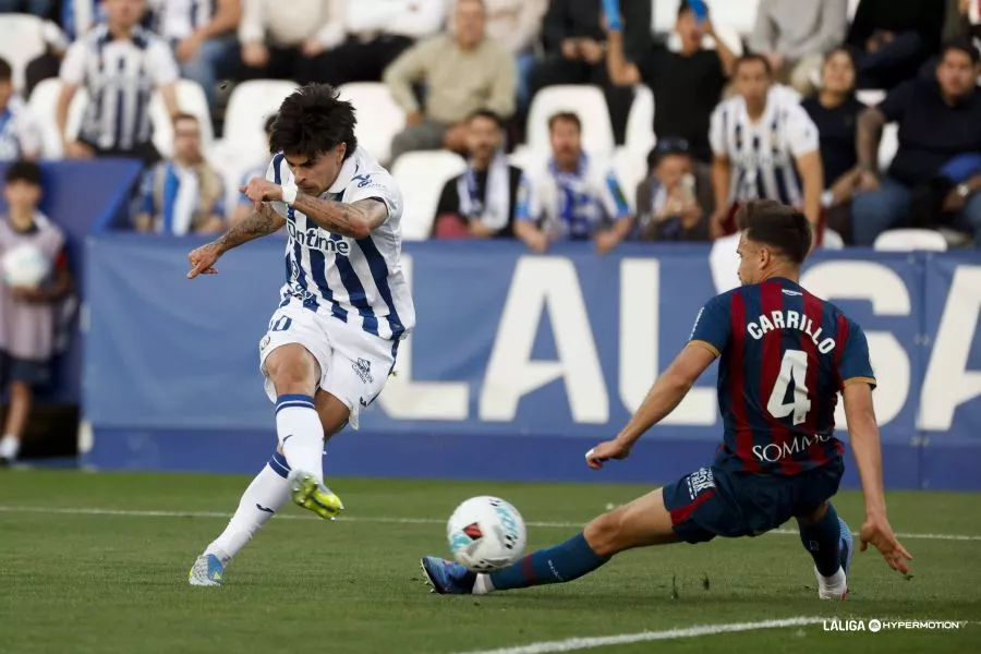 Carrillo cae al suelo en el partido contra el Leganés. Versión seria y templada pero sin mordiente del Huesca en Leganés (0-0). Foto: LaLiga
