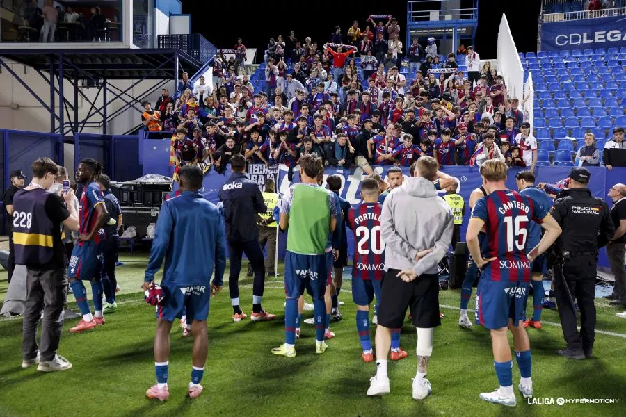 Los jugadores del Huesca agradecen a la afición su apoyo en la temporada más larga de la historia