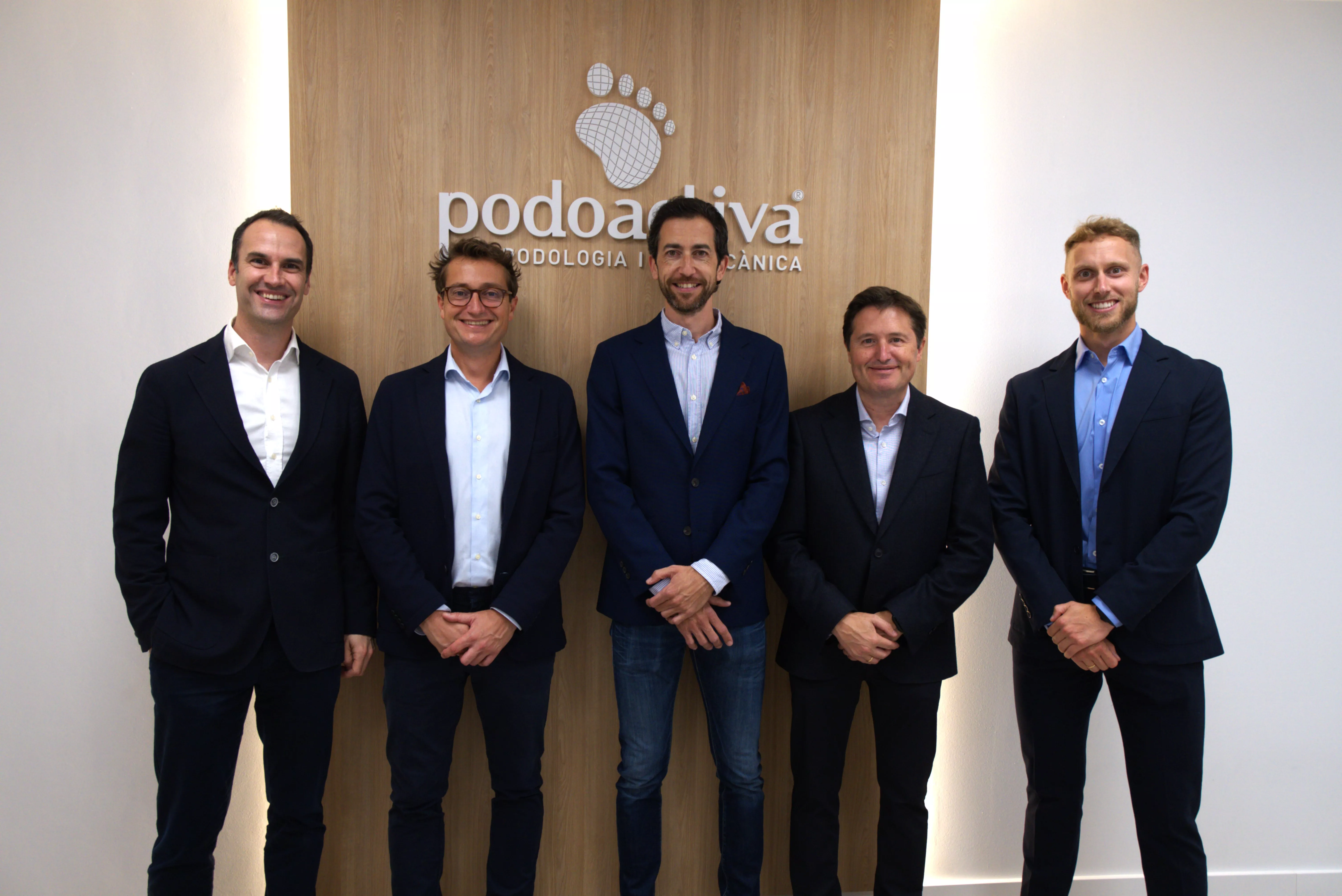 Los hermanos Alfaro, Miguel Subirá y Diego Mompradé, con Jorge Sangüesa en la clínica de Podoactiva en Barcelona