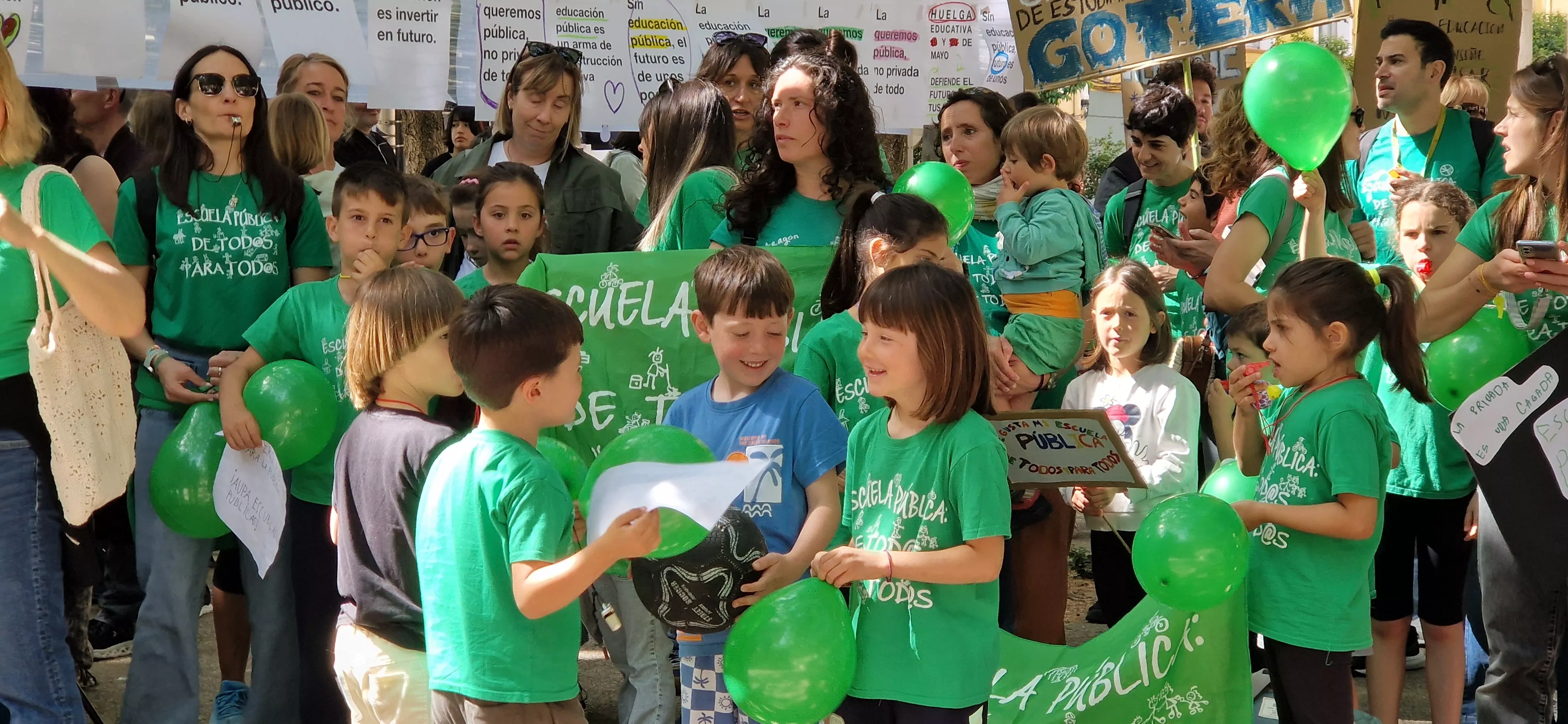 Concentración en el primer día de la huelga educativa. Foto Myriam Martínez