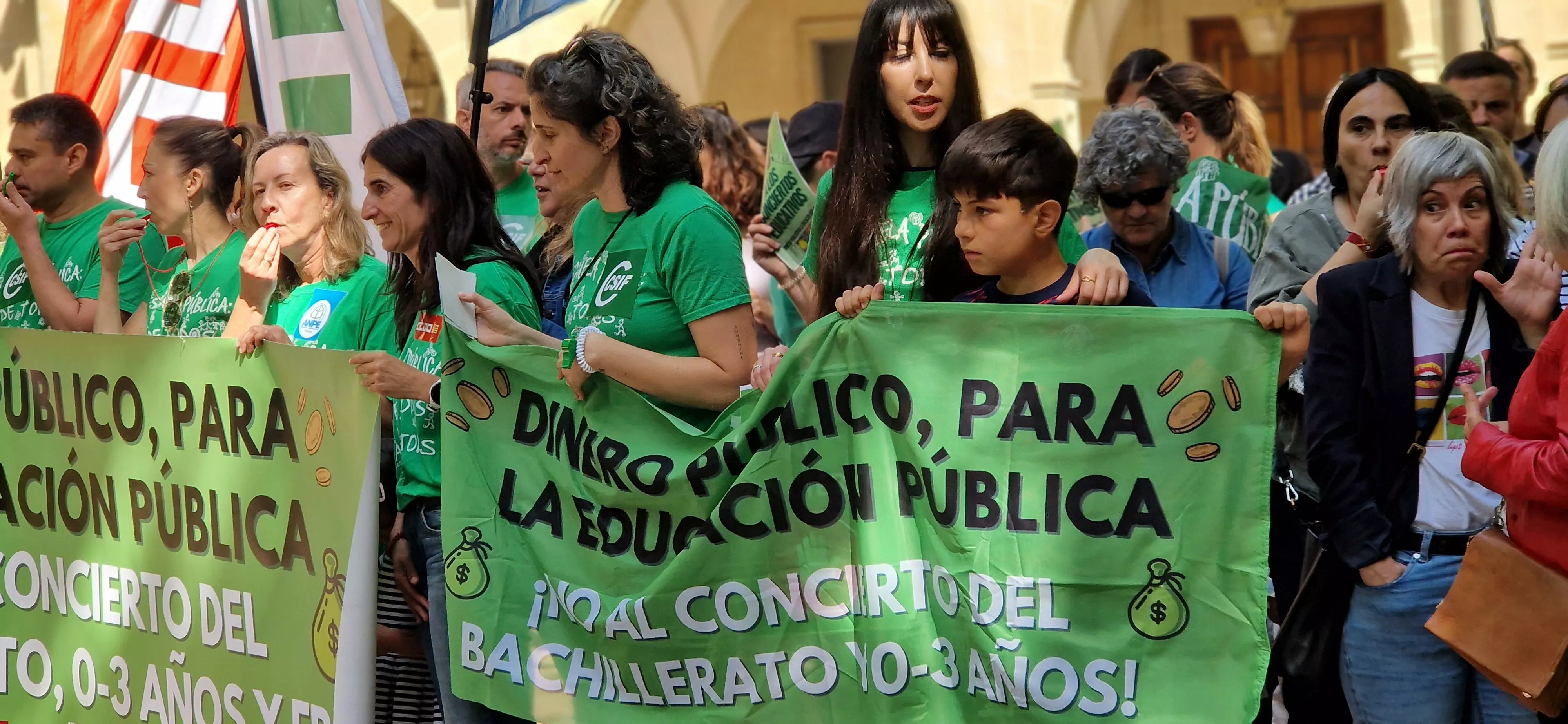 Concentración en el primer día de la huelga educativa. Foto Myriam Martínez