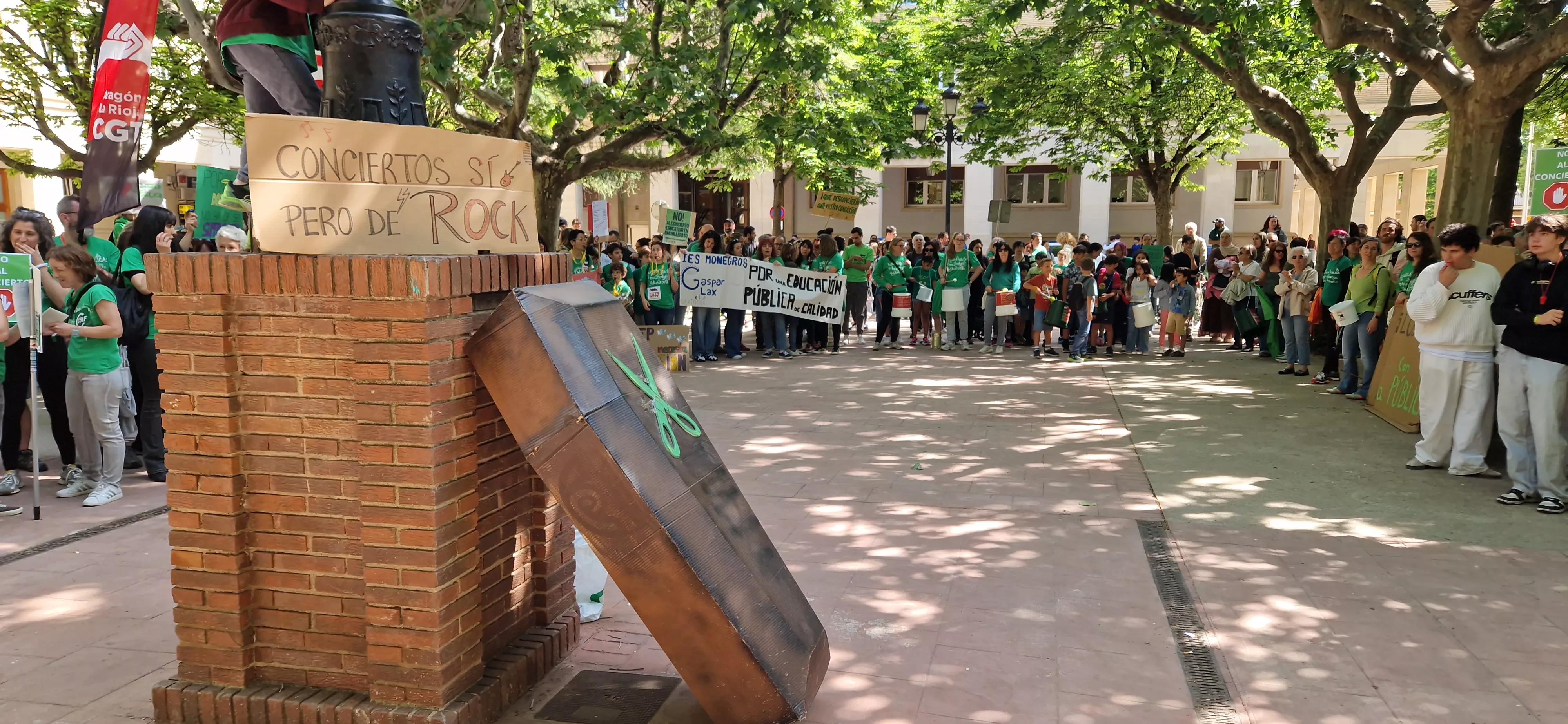 Concentración en el primer día de la huelga educativa. Foto Myriam Martínez