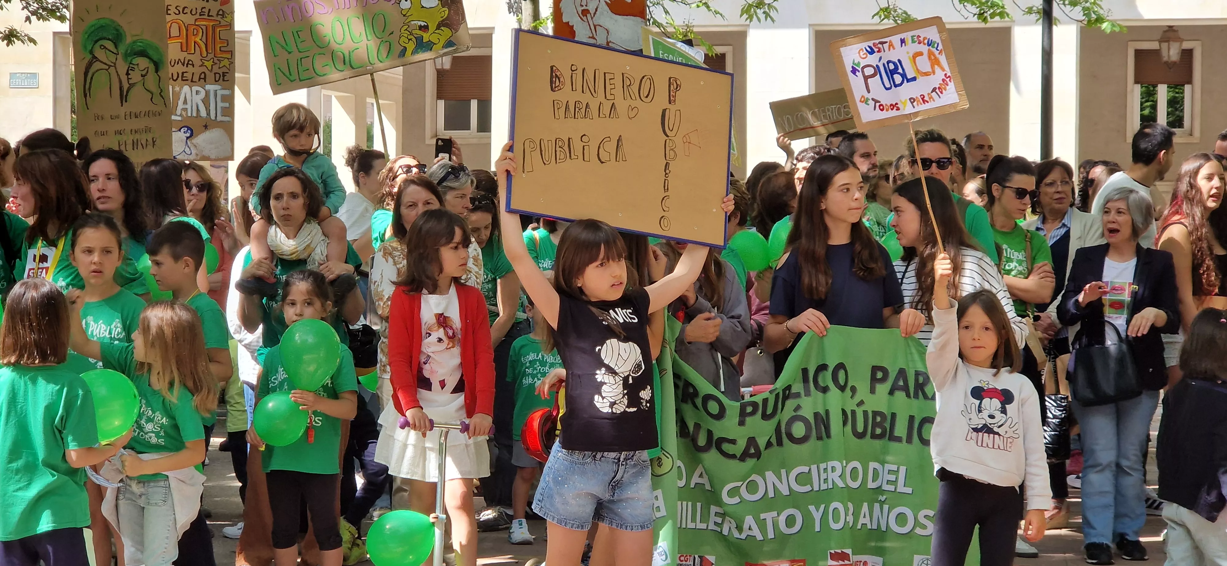 Concentración en el primer día de la huelga educativa. Foto Myriam Martínez
