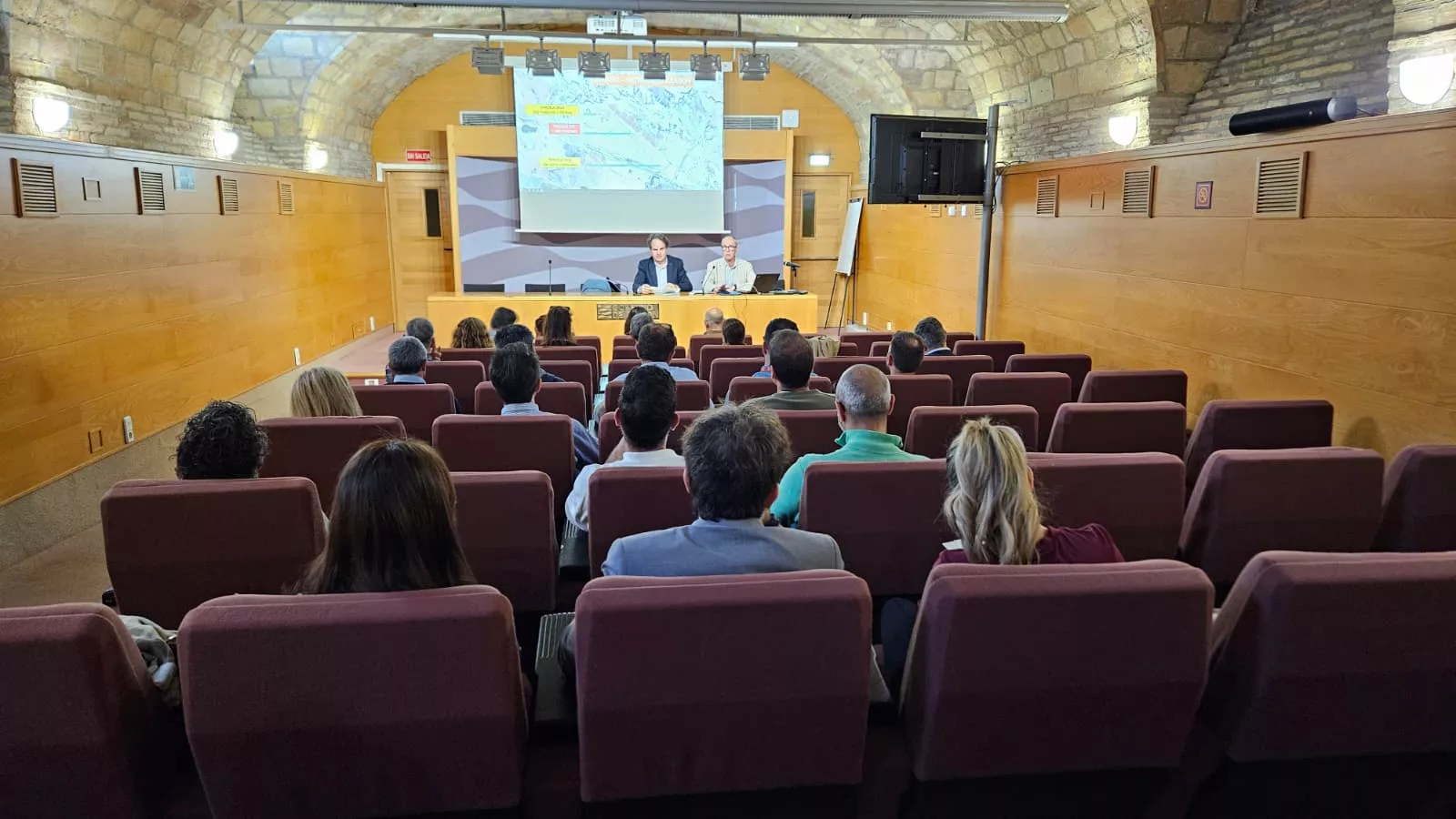 Roberto Bermúdez de Castro y Miguel Ángel Clavero, presidiendo una reunión del grupo interdepartamental para la planificación del eclipse. Foto DGA