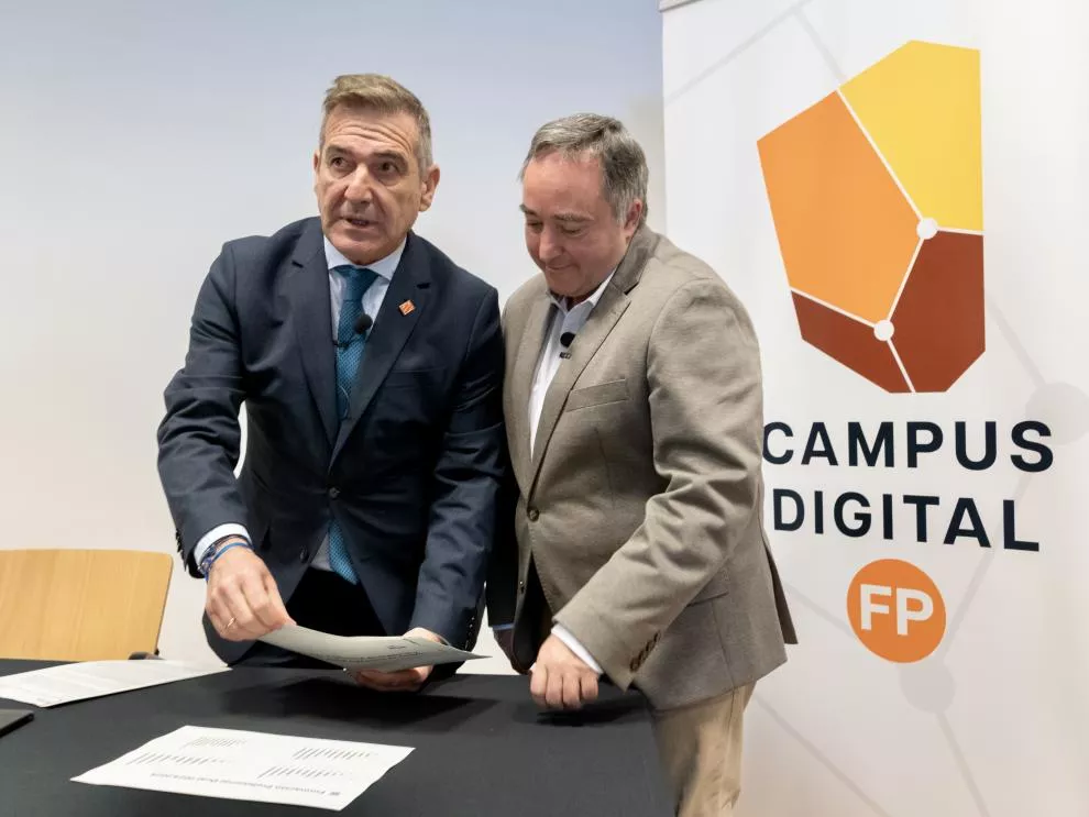 El director general de Planificacion, Centros y FP, Luis Mallada, junto al jefe de FP, Óscar Sánchez, en una presentación anterior.  Foto Fabian Simon