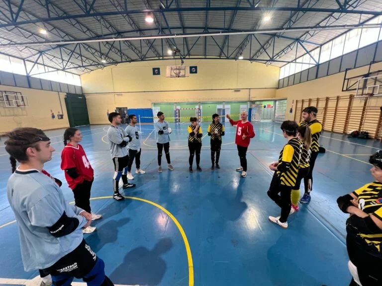 Balonmano Huesca conoce el Goalball junto a la ONCE Aragón