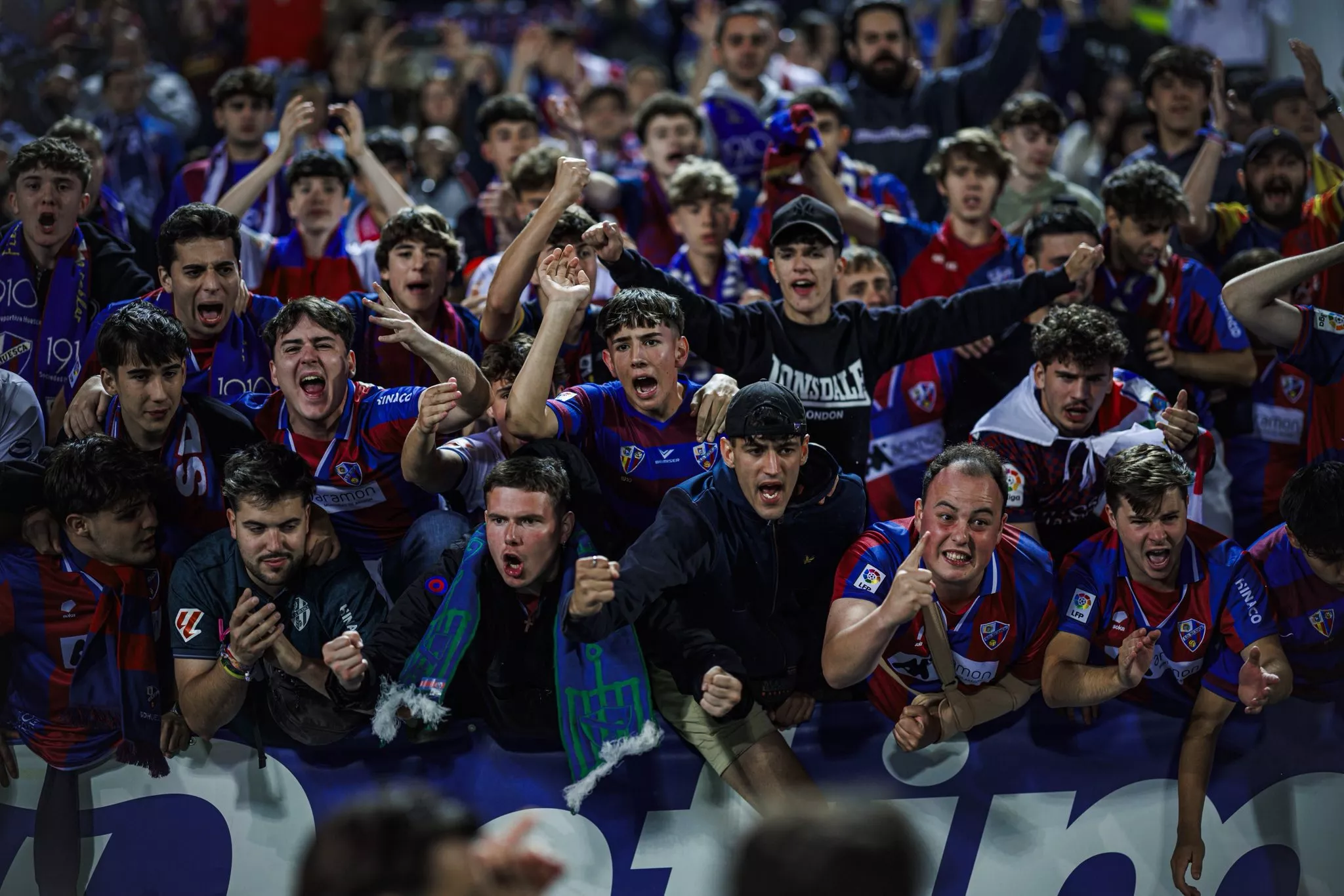 Aficionados del Huesca en Leganés. Entradas a 10€ para el importante partido del Huesca. Foto: SD Huesca