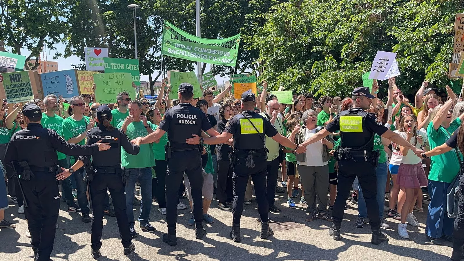 Azcón defiende la concertación del bachillerato tras ser recibido con abucheos en Huesca.