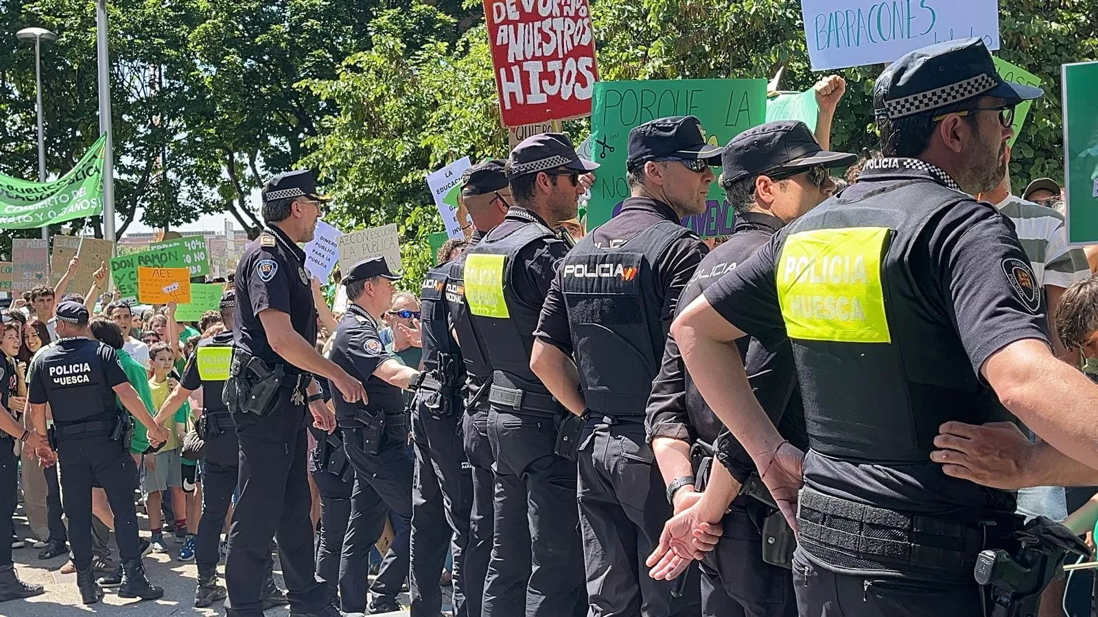 Protesta de manifestantes por la educación pública ante el presidente Jorge Azcón en Huesca. Foto Mercedes Manterola