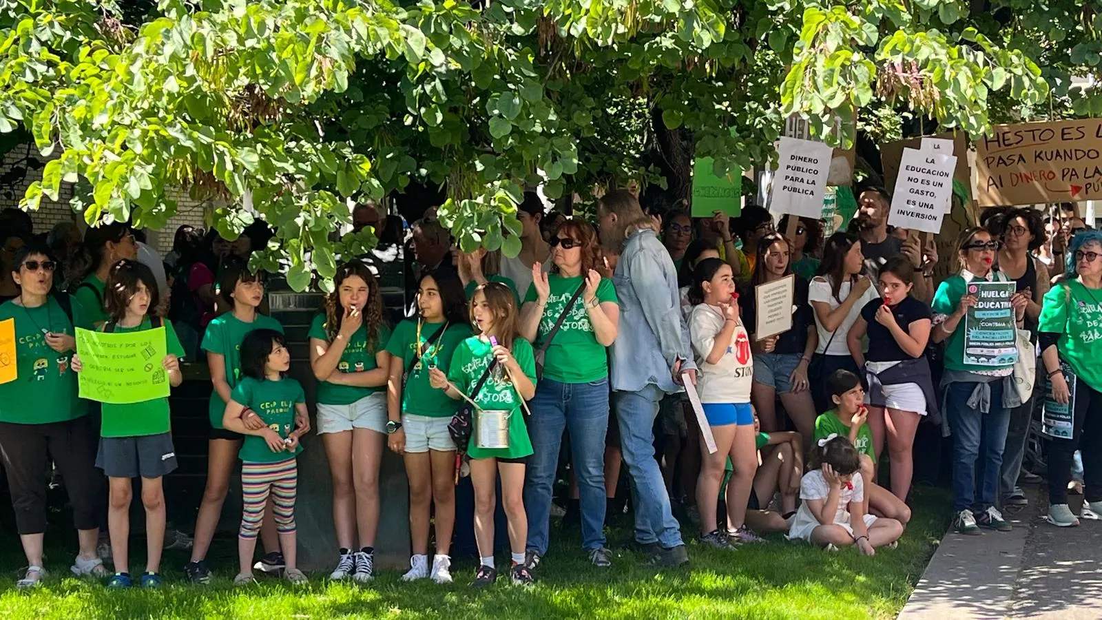 Protesta de manifestantes por la educación pública ante el presidente Jorge Azcón en Huesca. Foto Mercedes Manterola
