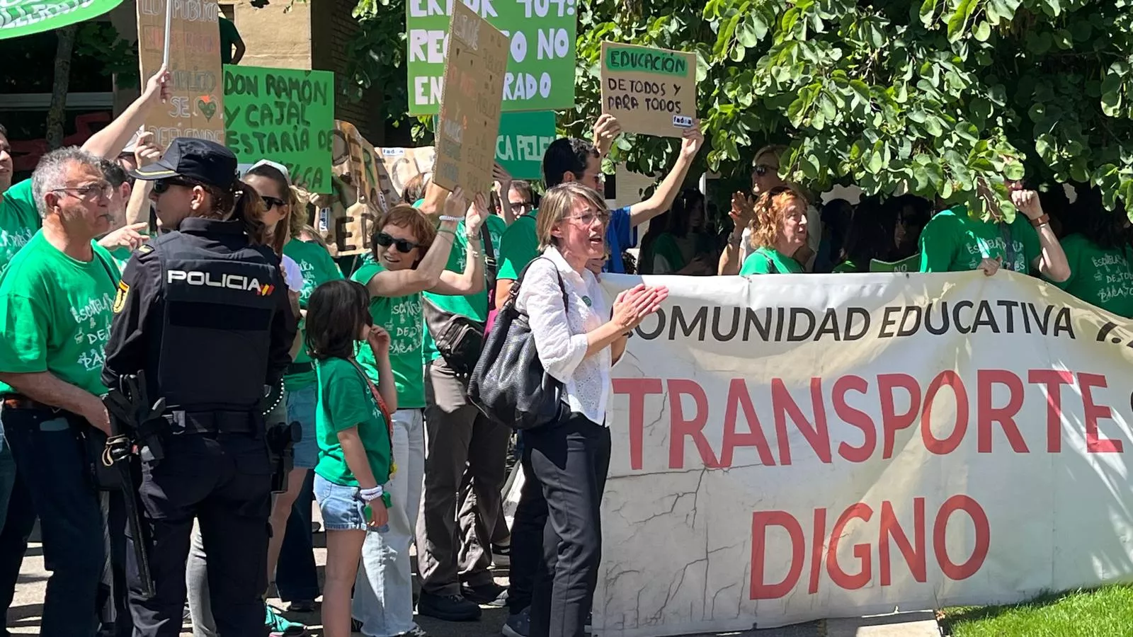 Protesta de manifestantes por la educación pública ante el presidente Jorge Azcón en Huesca. Foto Mercedes Manterola