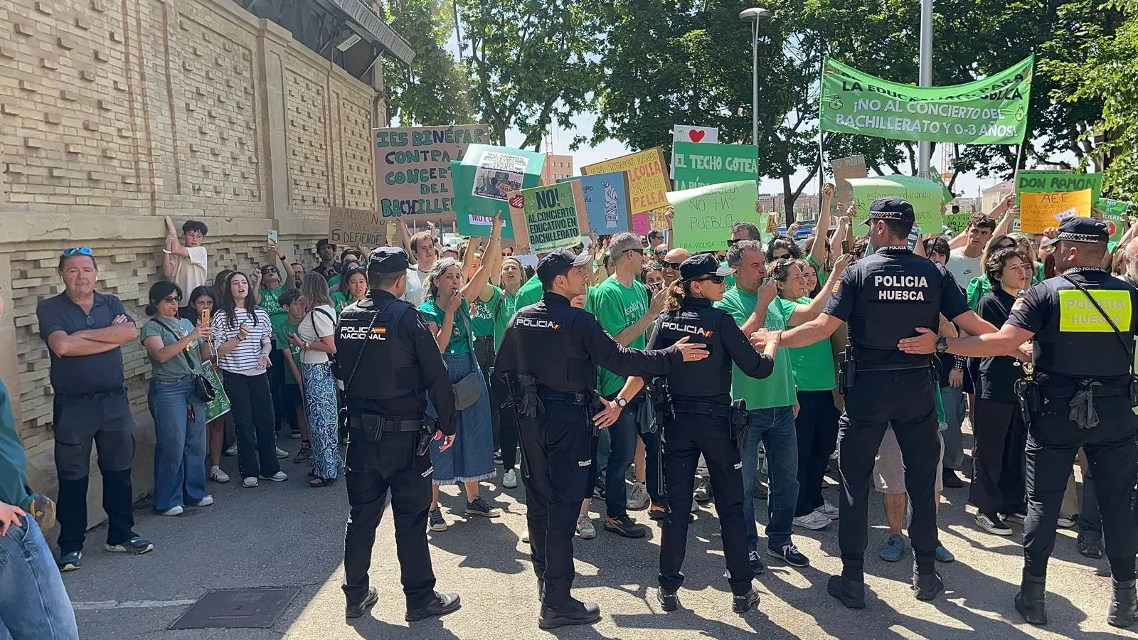 Protesta de manifestantes por la educación pública ante el presidente Jorge Azcón en Huesca. Foto Mercedes Manterola