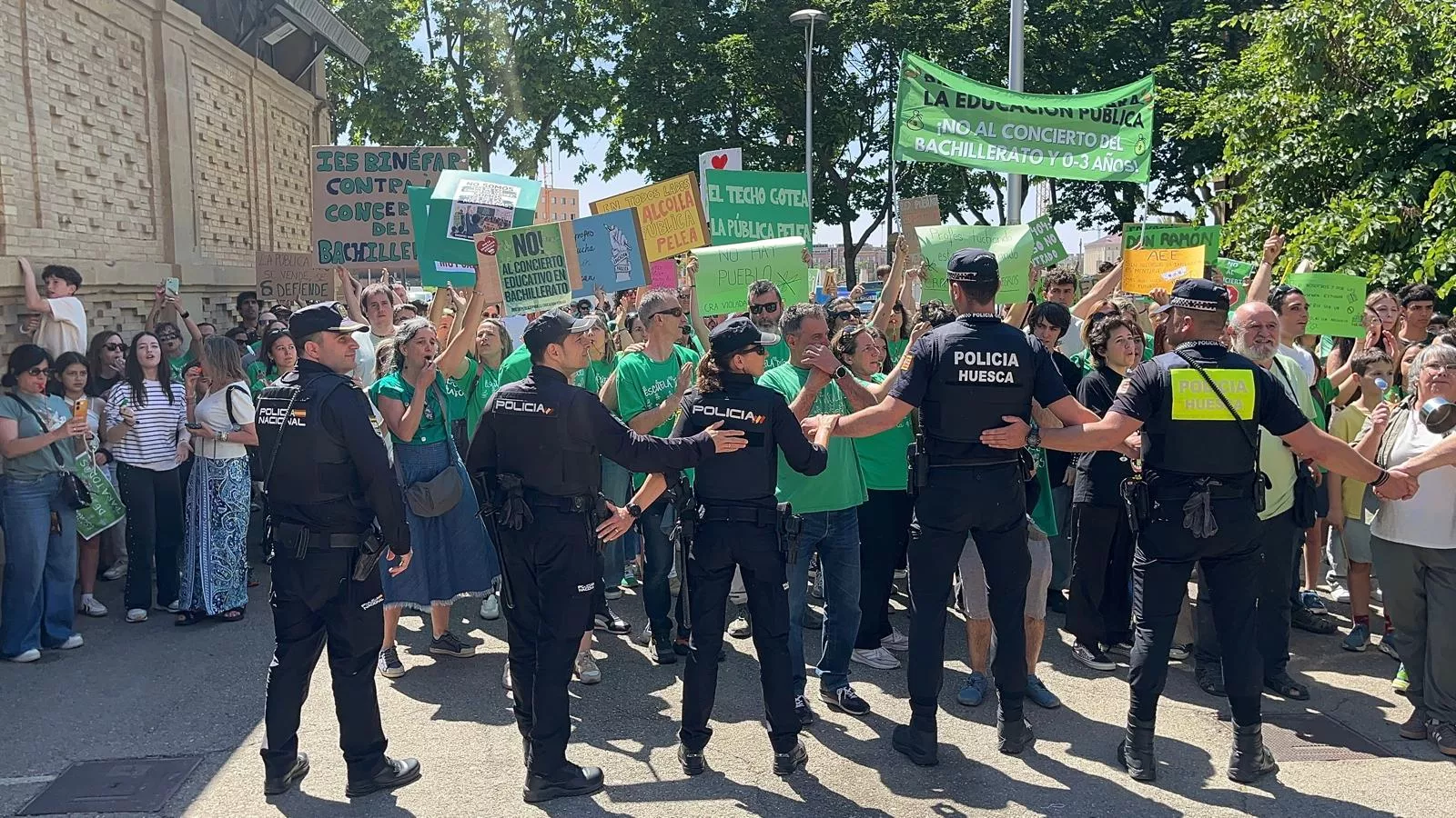 Protesta de manifestantes por la educación pública ante el presidente Jorge Azcón en Huesca. Foto Mercedes Manterola