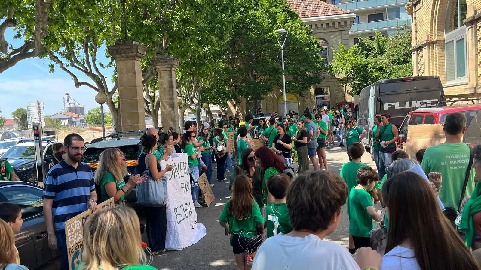 Protesta de manifestantes por la educación pública ante el presidente Jorge Azcón en Huesca. Foto Mercedes Manterola
