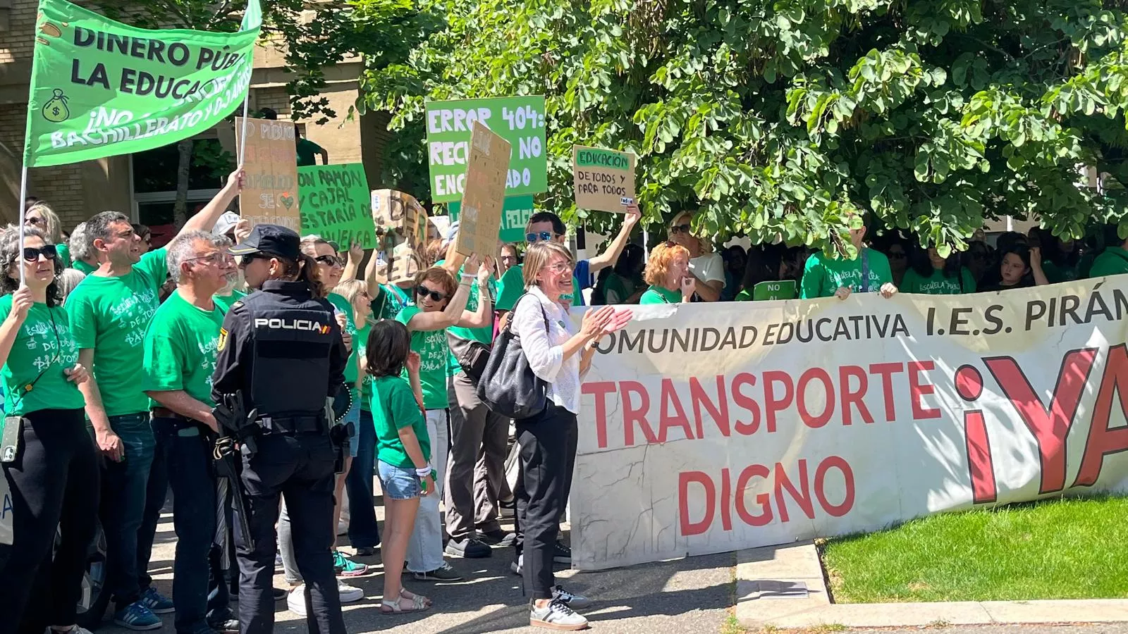 Protesta de manifestantes por la educación pública ante el presidente Jorge Azcón en Huesca. Foto Mercedes Manterola