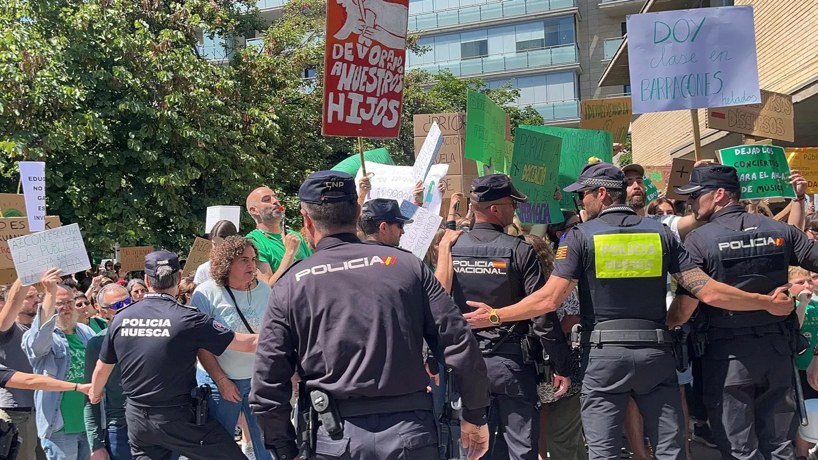 Protesta de manifestantes por la educación pública ante el presidente Jorge Azcón en Huesca. Foto Mercedes Manterola
