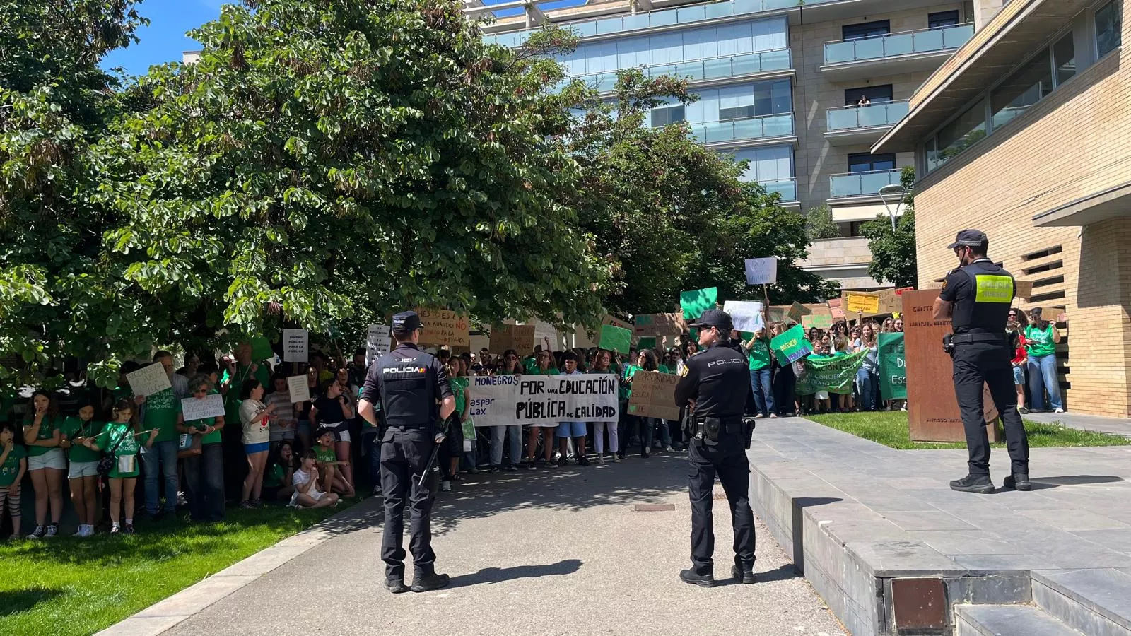 Protesta de manifestantes por la educación pública ante el presidente Jorge Azcón en Huesca. Foto Mercedes Manterola
