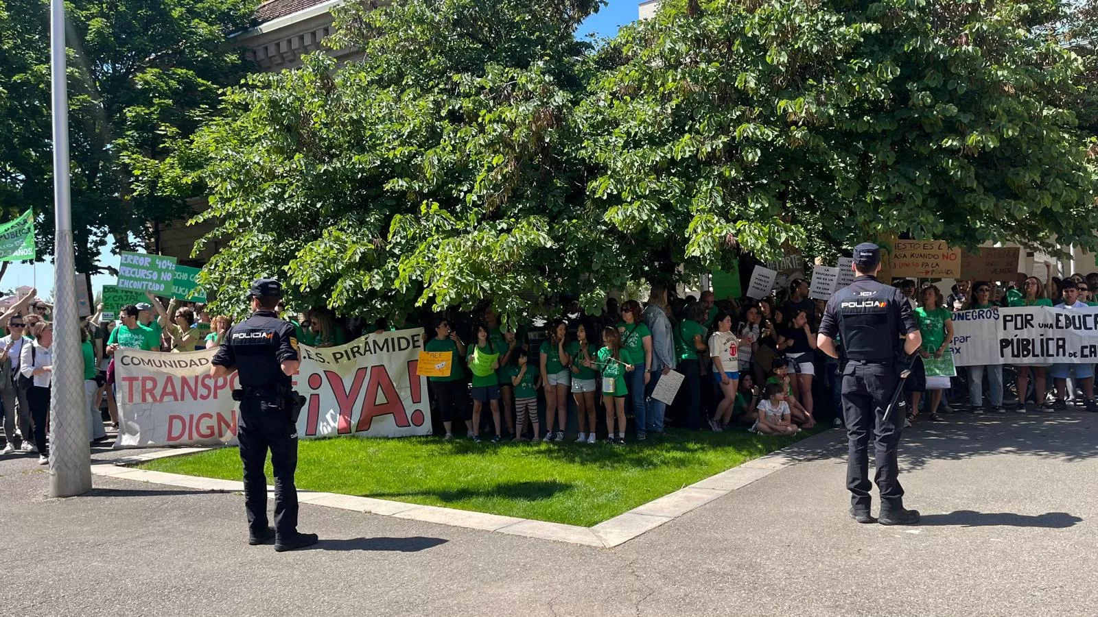 Protesta de manifestantes por la educación pública ante el presidente Jorge Azcón en Huesca. Foto Mercedes Manterola