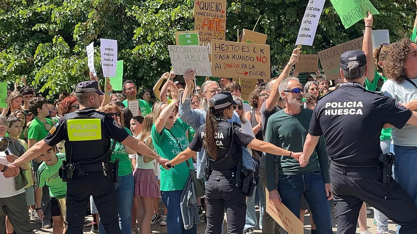 Protesta de manifestantes por la educación pública ante el presidente Jorge Azcón en Huesca. Foto Mercedes Manterola