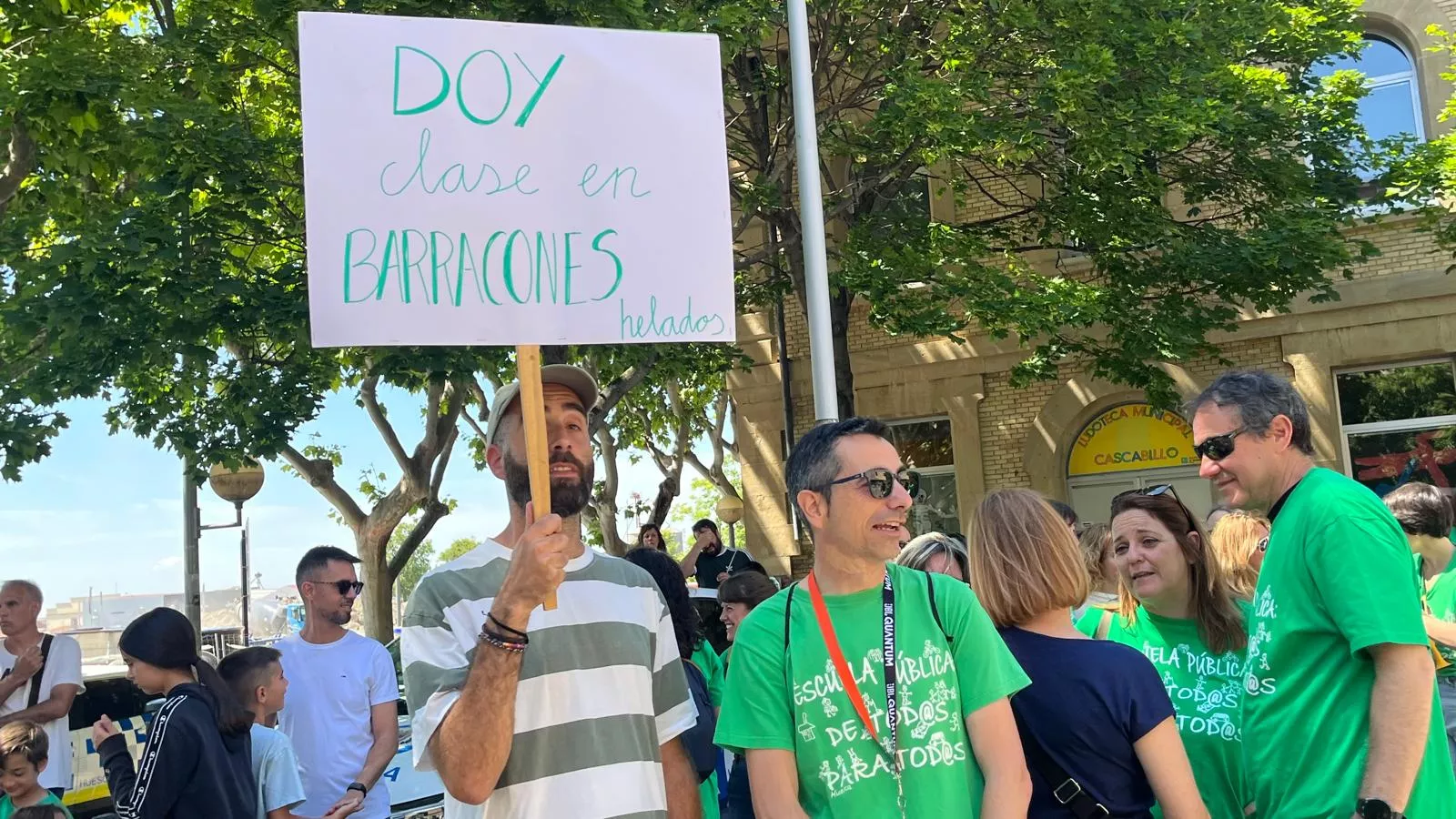 Protesta de manifestantes por la educación pública ante el presidente Jorge Azcón en Huesca. Foto Mercedes Manterola