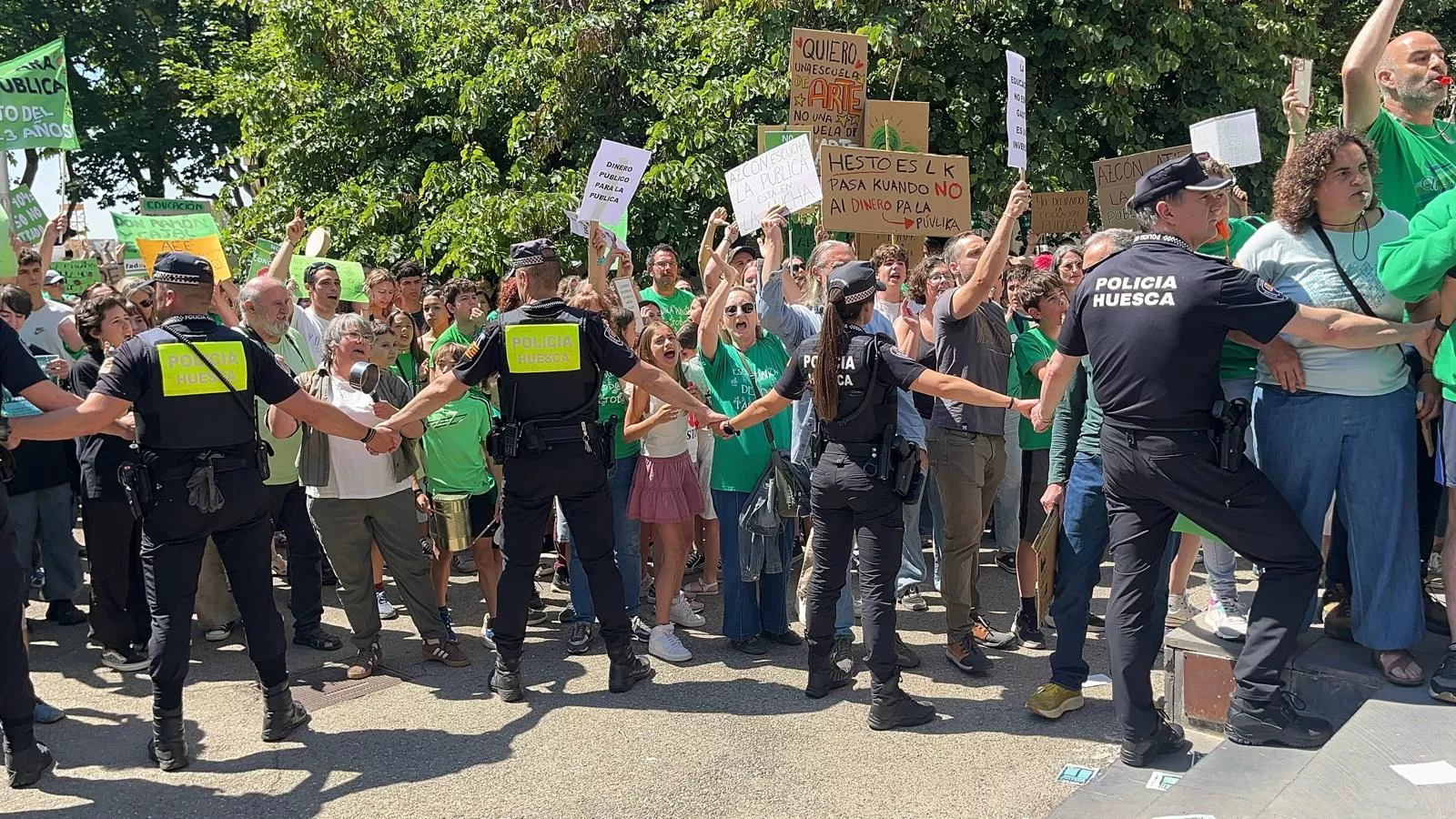 Protesta de manifestantes por la educación pública ante el presidente Jorge Azcón en Huesca. Foto Mercedes Manterola