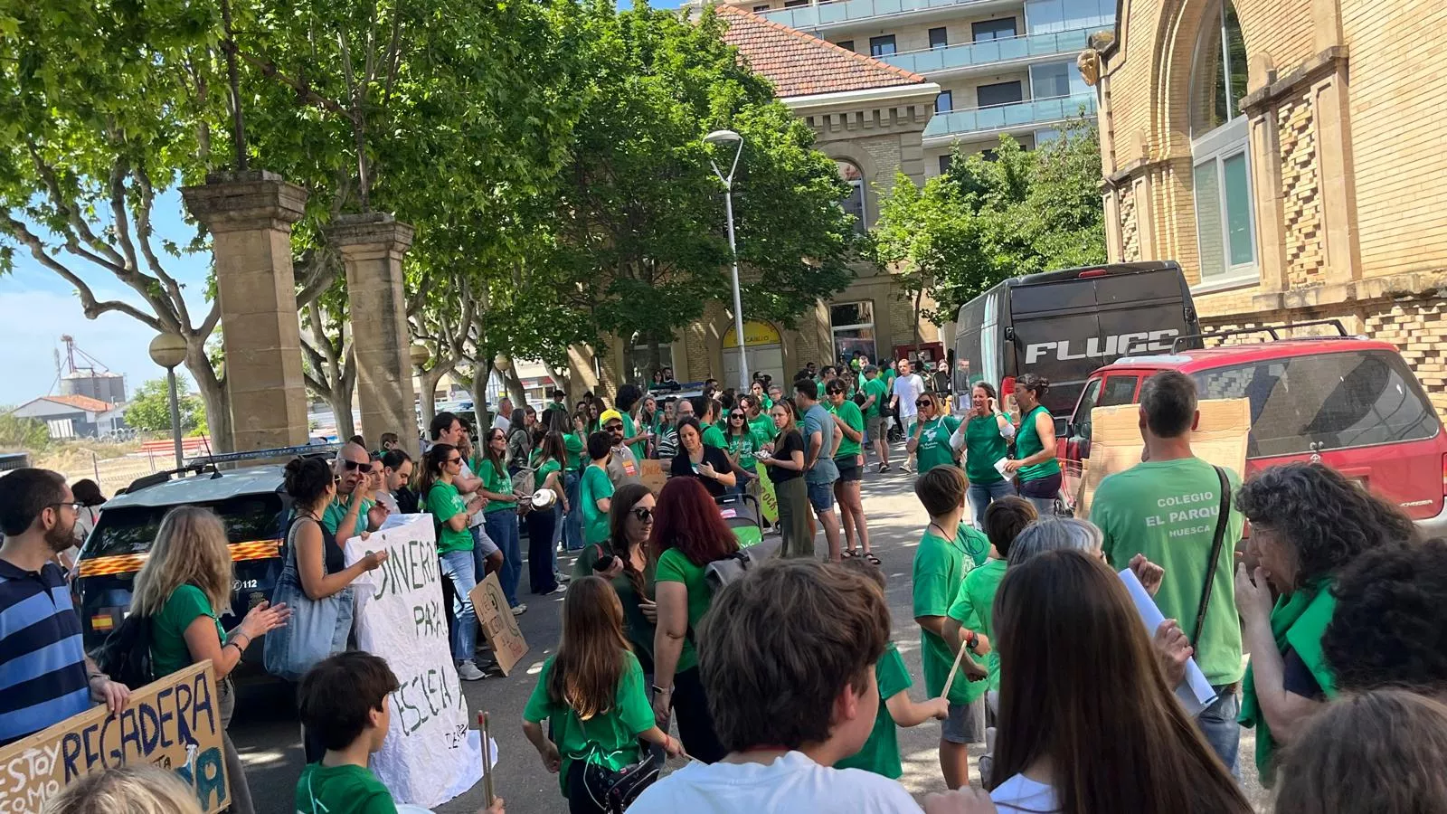 Protesta de manifestantes por la educación pública ante el presidente Jorge Azcón en Huesca. Foto Mercedes Manterola