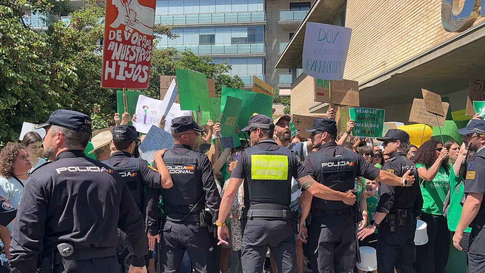 Protesta de manifestantes por la educación pública ante el presidente Jorge Azcón en Huesca. Foto Mercedes Manterola