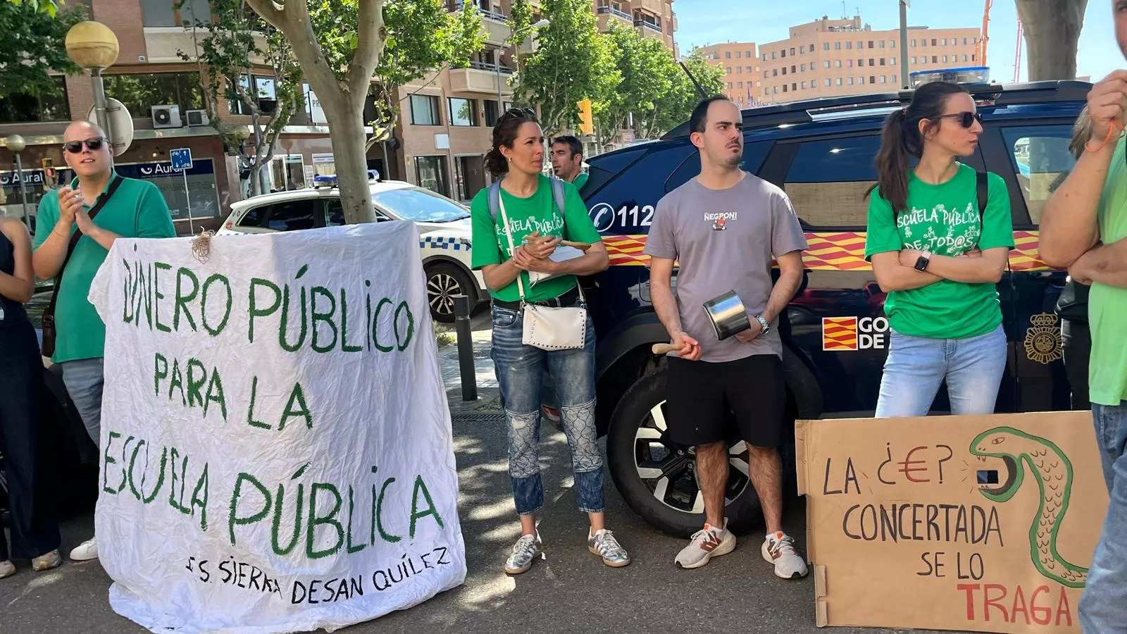 Protesta de manifestantes por la educación pública ante el presidente Jorge Azcón en Huesca. Foto Mercedes Manterola