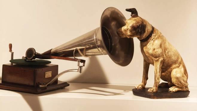 Reproducción del perro Nipper, que escuchaba 'La voz de su amo'. Foto María José Sampietro