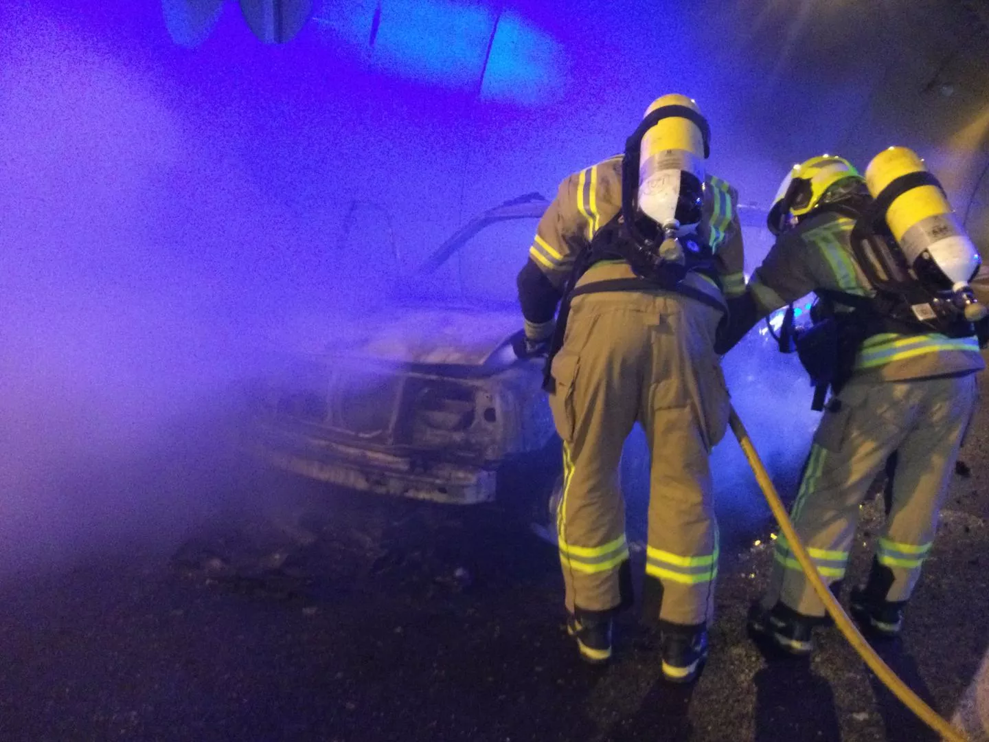 Imagen de archivo de la actuación de los bomberos en un incendio de un vehículo.