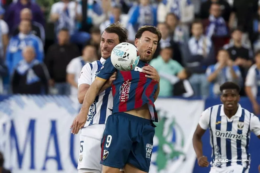 Sergi Enrich salta a por el balón. Hay que ganar por convicción. Foto Laliga