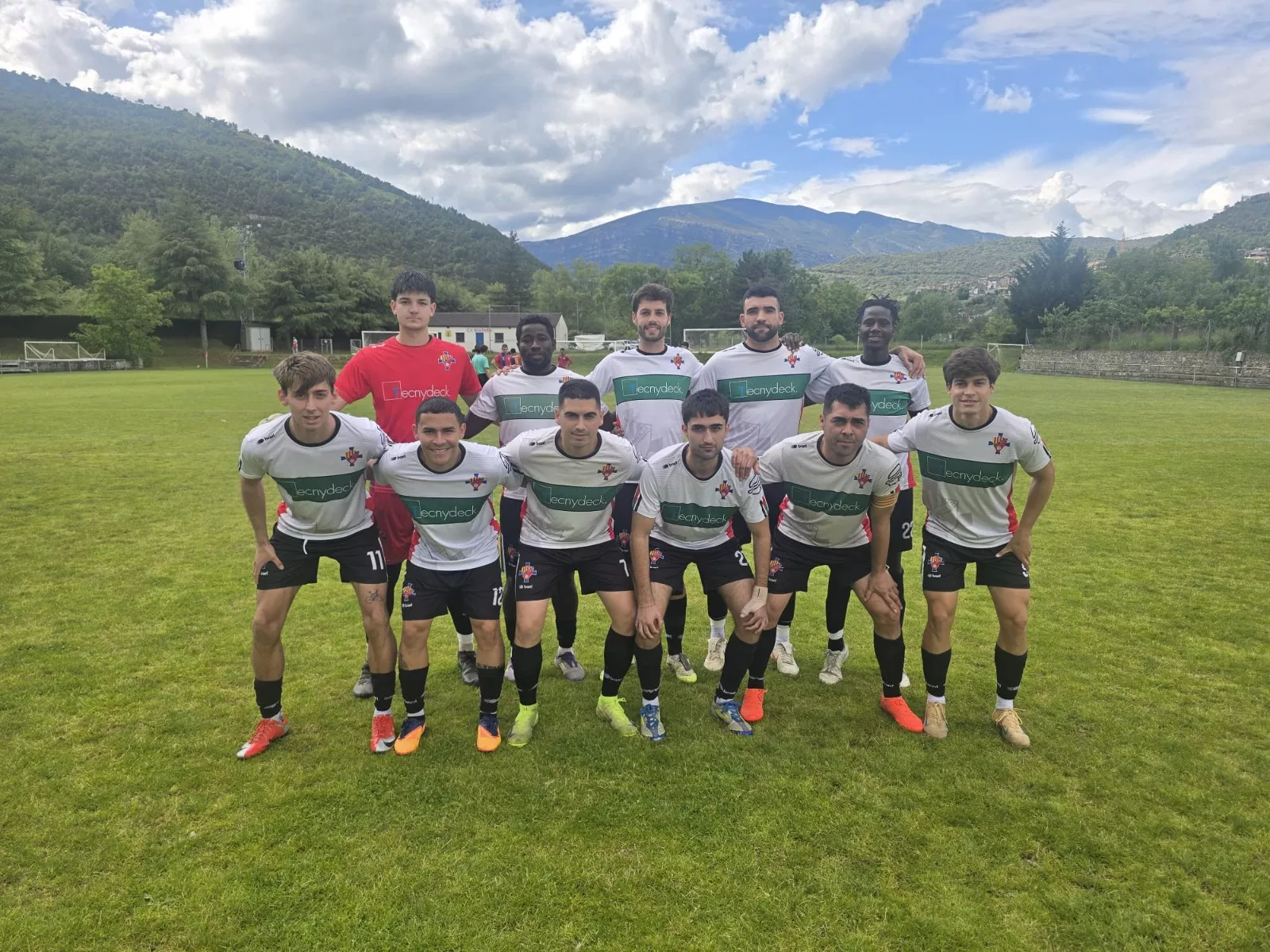 Once de Lanaja en su último partido. Intenso fin de semana en el fútbol altoaragonés con varios posibles ascensos en el horizonte. 