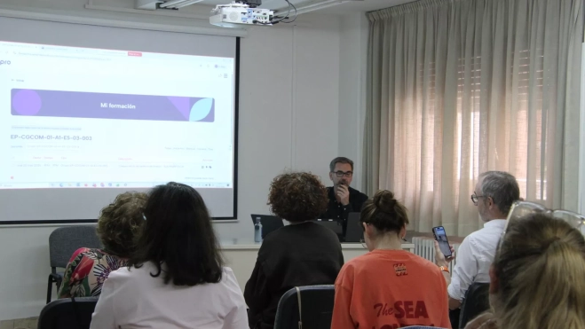 Gabriel Tirado, impartiendo el taller en el Colegio Oficial de Médicos de Huesca.- Foto Carlos Neofato