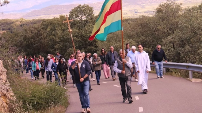 Peraltilla, con su bandera y cruz hasta el Santuario del Pueyo Peraltilla, con su bandera y cruz hasta el Santuario del Pueyo
