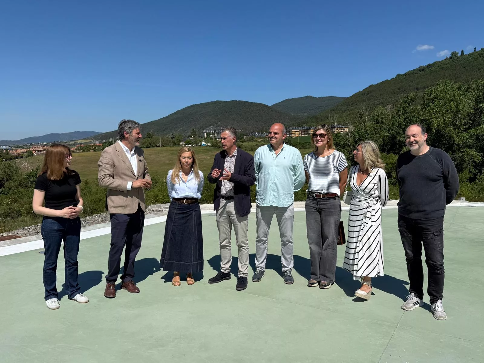 Gerardo Oliván, Ana Alós, Carlos Serrano entre otras autoridades del PP en el helipuerto de Jaca