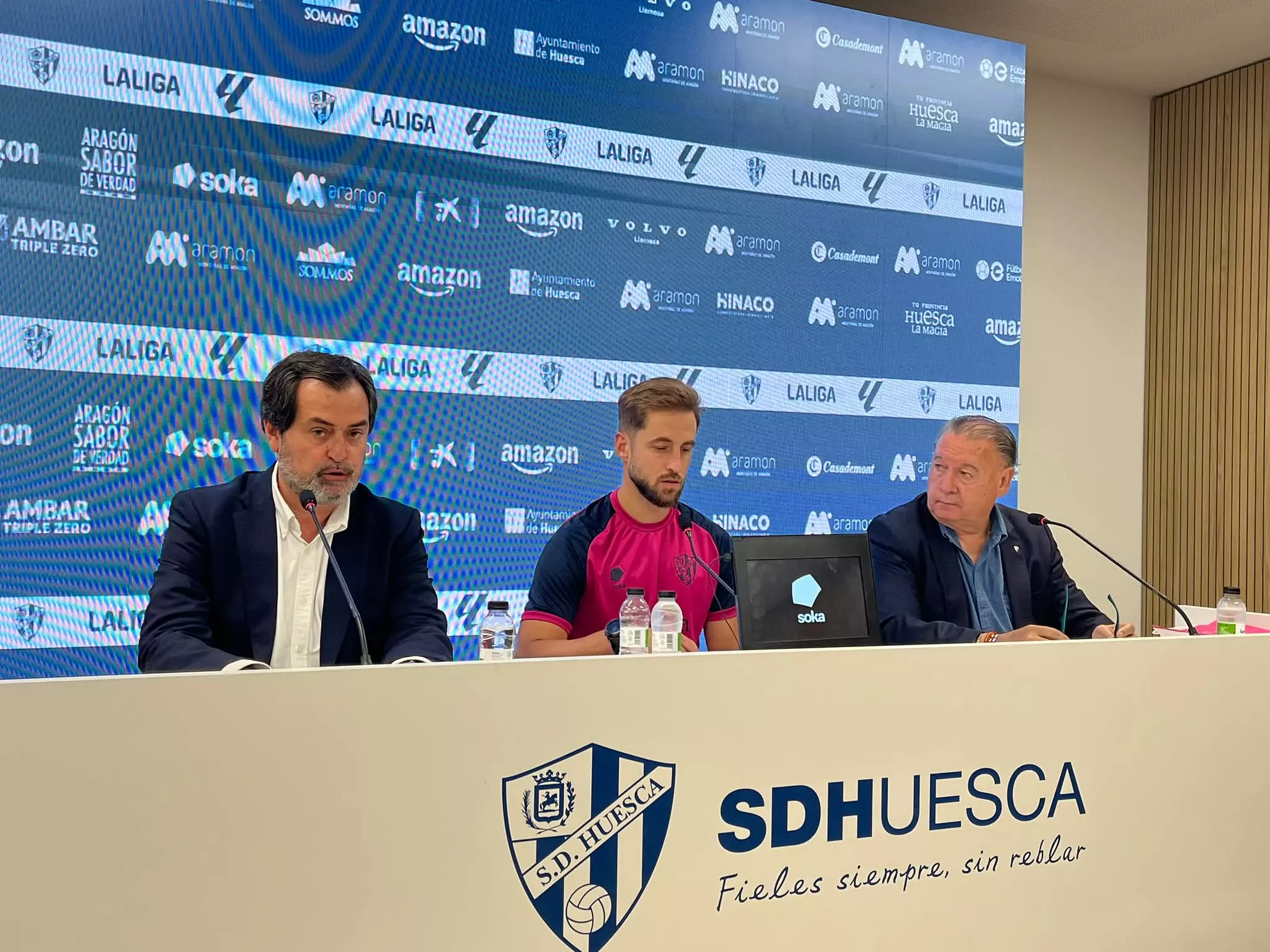 Ricardo Mur, Jorge Pulido y Agustín Lasaosa, en la despedida del capitánç