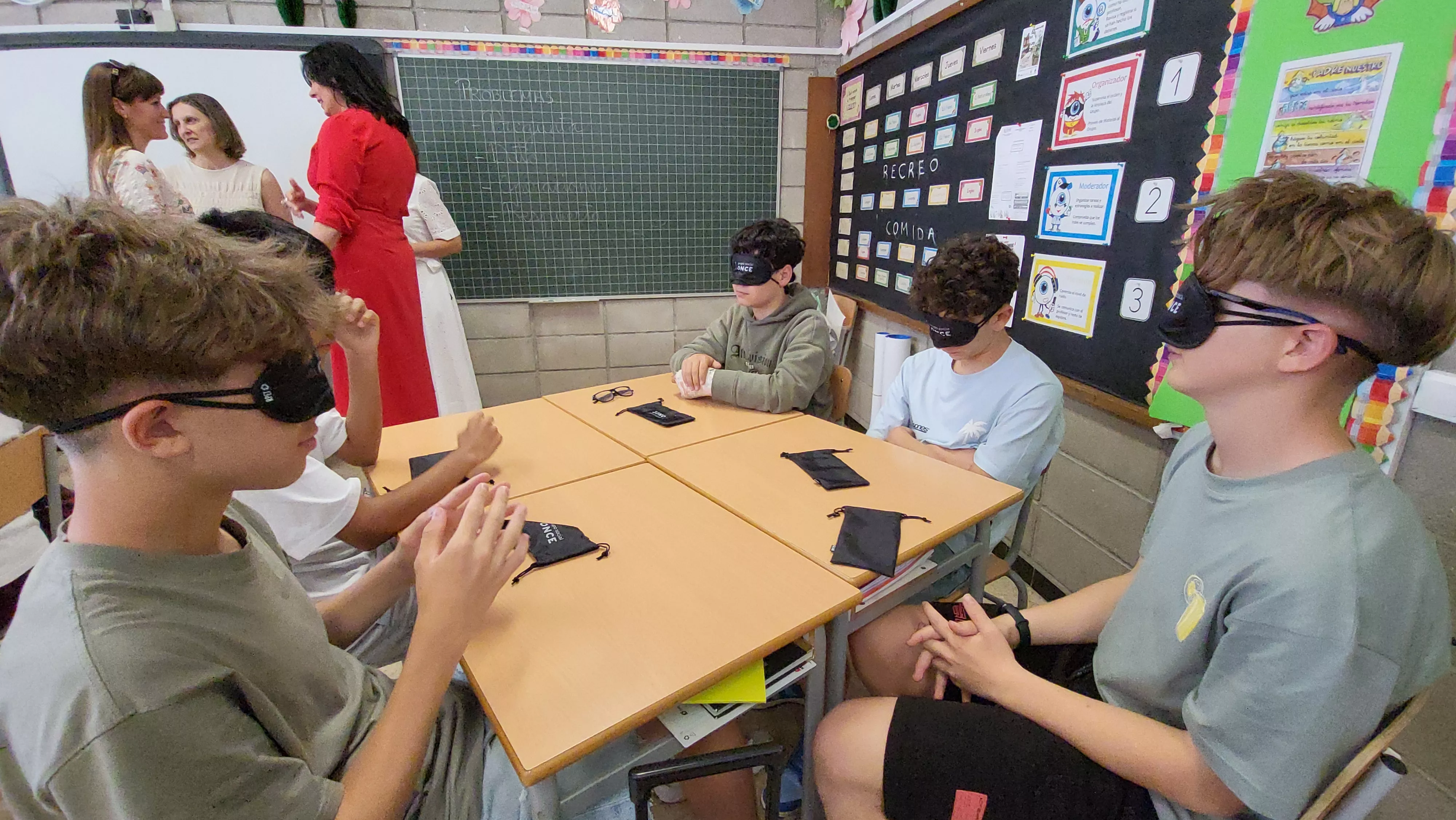 Actividad dedicada al conocimiento del braille en el colegio Santa Rosa. Foto Mercedes Manterola
